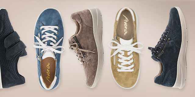 Fünf verschiedene Paar Sneakers in Blau, Grau und Beige auf beige Hintergrund horizontal angeordnet.