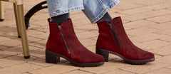 Dame trägt Hallux-Absatz Stiefelette Comfort