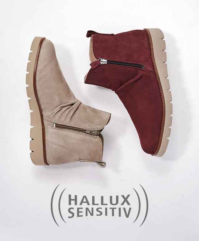 Zwei Hallux Sensitive Stiefel, einer in Beige und einer in Rot, liegen gegenüber auf weißem Hintergrund. Beide haben seitliche Reißverschlüsse.