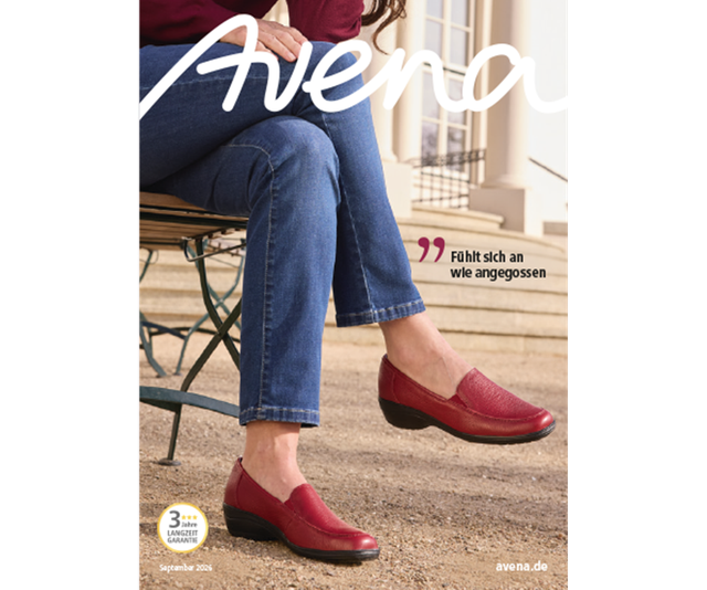 Person in blauen Jeans und roten Schuhen sitzt auf einer Bank. Text: "Fühlt sich an wie angegossen." Markennamen und Garantie-Infos sichtbar.