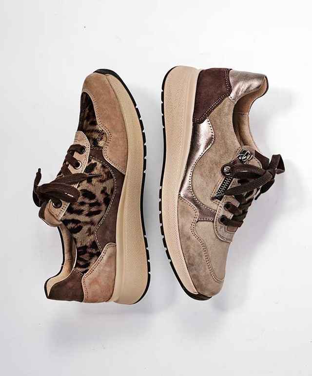 Zwei Sportschuhe in verschiedenen Brauntönen, einer mit Leopardenmuster, auf weißem Hintergrund.