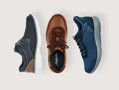 Drei Schuhe: ein dunkelblauer Lederschuh, ein brauner Sneaker und ein blauer Sportschuh auf hellgrauem Hintergrund.