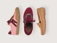 Drei Schuhe auf weißem Hintergrund: ein pink-brauner Sneaker, ein weinroter Sneaker und ein beigefarbener Loafer.