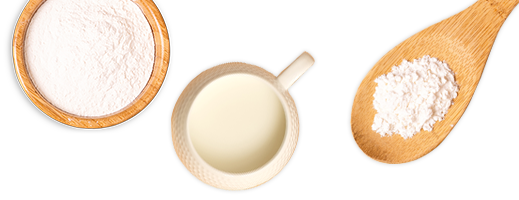 Holzschale mit Mehl, Kännchen mit Milch und ein Holzlöffel mit Mehl werden von oben gezeigt.