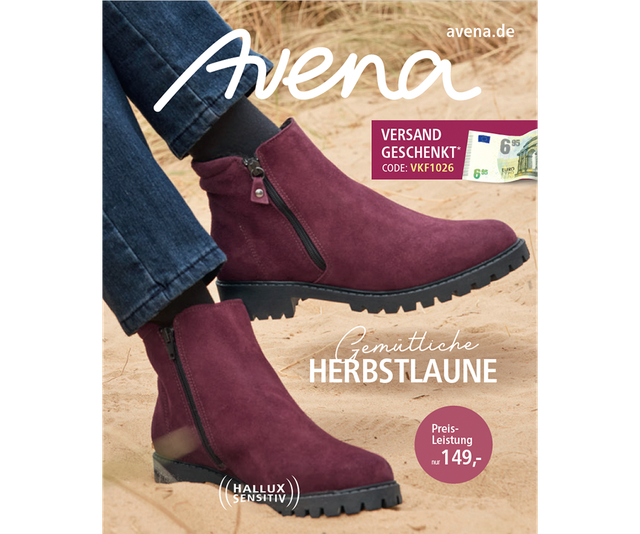 Person trägt weinrote Stiefeletten mit Reißverschluss auf Sand. Text: "Gemütliche Herbstlaune". Angebot 149€, Versand geschenkt mit Code.