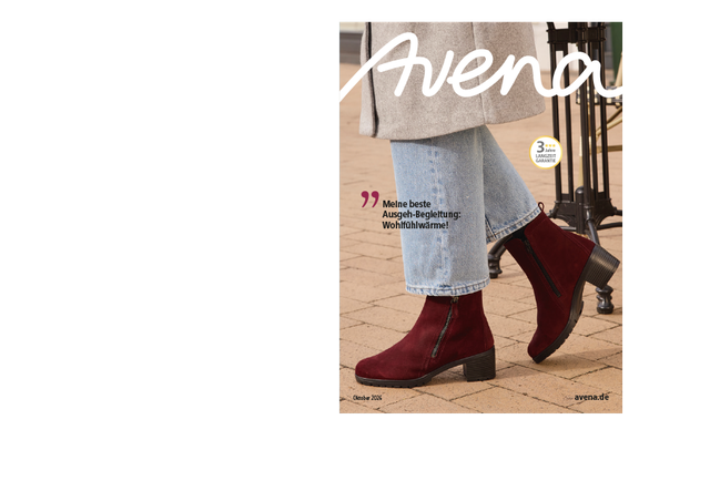 Frauenbeine tragen die Hallux-Absatz Stiefelette Comfort in Bordeaux. Sie trägt eine Blue-Jeans und einen beigefarbenen Mantel dazu.